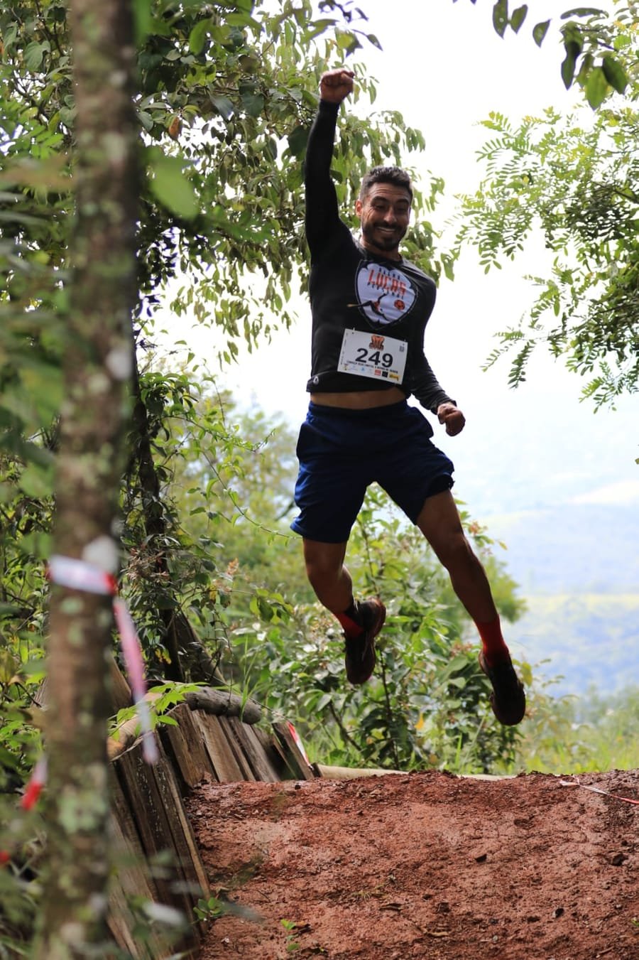 Lucas saltando durante prova de trail run