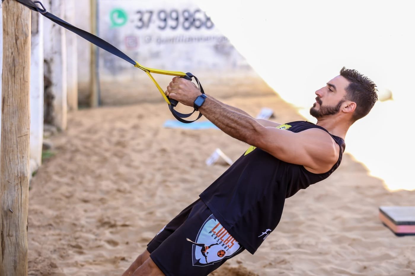 Lucas executando remada no TRX